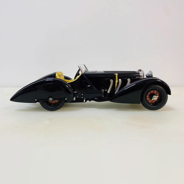CMC Mercedes-Benz SSK Gift Set Black 1:18 Diecast Model Car - studio product photo of the scale model