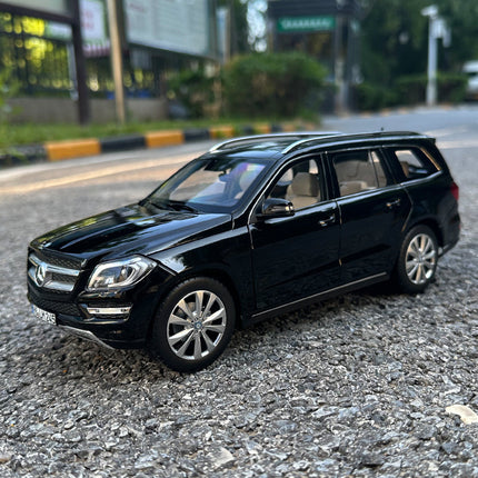 Norev Mercedes-Benz GL500 7-Seater SUV 1:18 Diecast Model Car - studio product photo of the scale model