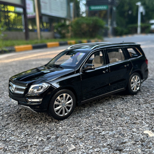 Norev Mercedes-Benz GL500 7-Seater SUV 1:18 Diecast Model Car - studio product photo of the scale model
