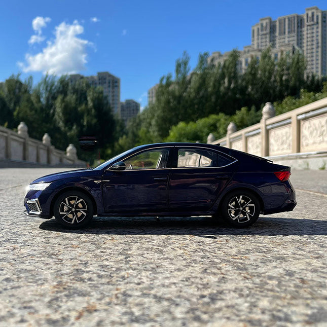 YX Car Model Skoda Octavia PRO Nebula Blue Metallic 1:18 Diecast Model Car - studio product photo of the scale model