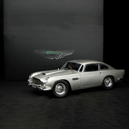 Xiao Guang Aston Martin DB5 Gold 1:18 Diecast Model Car - detailed die-cast style model