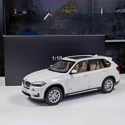 Paragon BMW X5 F15 White 1:18 Diecast Model Car - studio product photo of the scale model