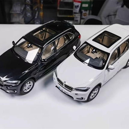 Paragon BMW X5 F15 White 1:18 Diecast Model Car - collector display piece
