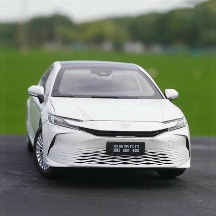 YX Car Model Toyota Camry 2024 9th Generation 1:18 Diecast Model Car - studio product photo of the scale model