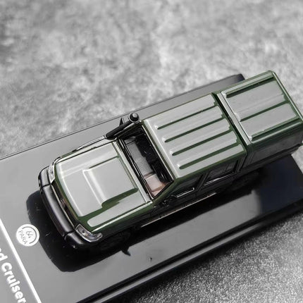 Paragon Toyota Land Cruiser LC79 2014 1:64 Diecast Model Car - fine detailed model replica