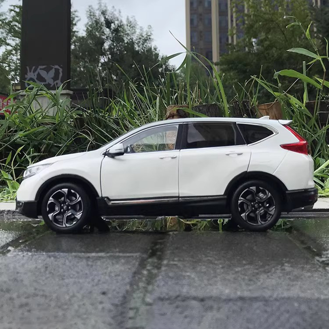 Qriginal 2017 Honda CR-V 1:18 Diecast Model Car - studio product photo of the scale model