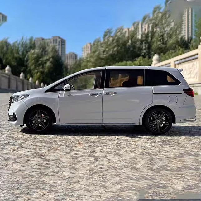 GAC Honda Odyssey Hybrid 2022 1:18 Diecast Model Car - studio product photo of the scale model