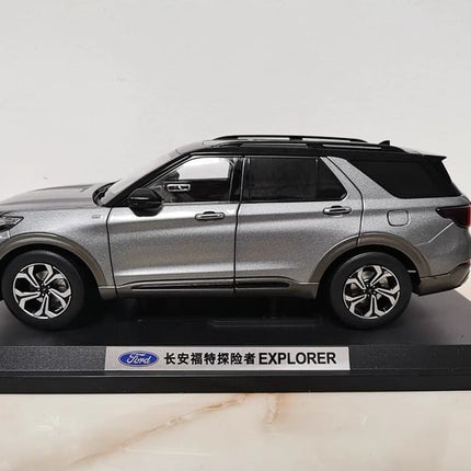 Changan Ford Explorer 2023 Gray 1:18 Diecast Model Car - studio product photo of the scale model