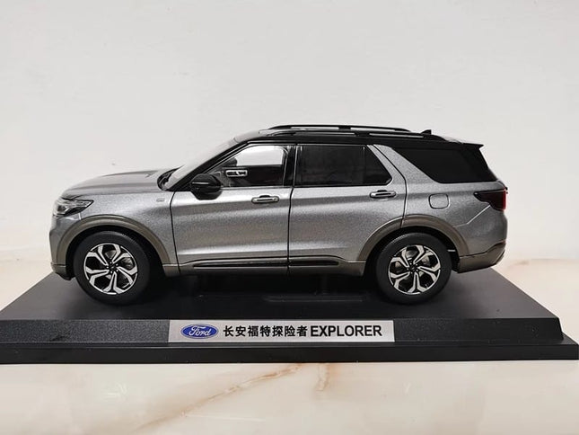 Changan Ford Explorer 2023 Gray 1:18 Diecast Model Car - studio product photo of the scale model