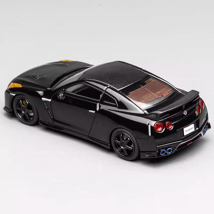 Motorhelix Nissan GT-R R35 Pearlescent Black Carbon Top 1:64 Diecast Model Car - fine detailed model replica