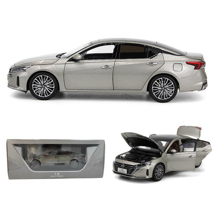 Paudi Nissan Altima Silver 1:18 Diecast Model Car - studio product photo of the scale model