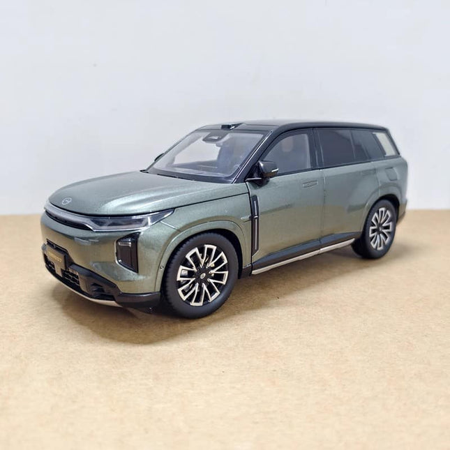 GAC Trumpchi Xiangwang S7 2025 OEM White 1:18 Diecast Model Car - studio product photo of the scale model