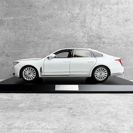 Hongqi H9 Luxury Sedan White 1:18 Diecast Model Car - studio product photo of the scale model