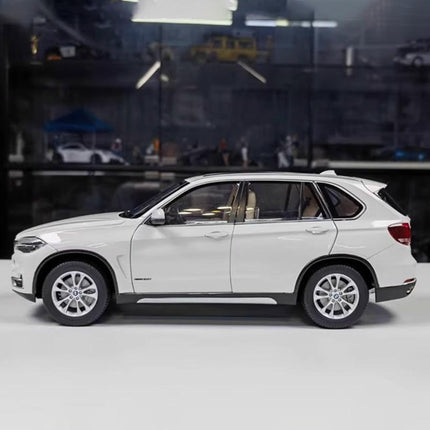 Paragon BMW X5 F15 White 1:18 Diecast Model Car - fine detailed model replica