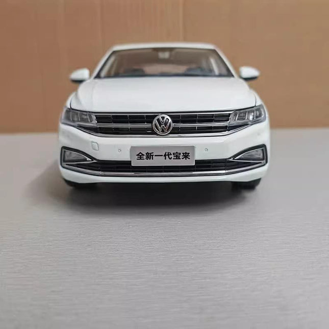 YX Car Model Volkswagen Bora Black 1:18 Diecast Model Car - studio product photo of the scale model