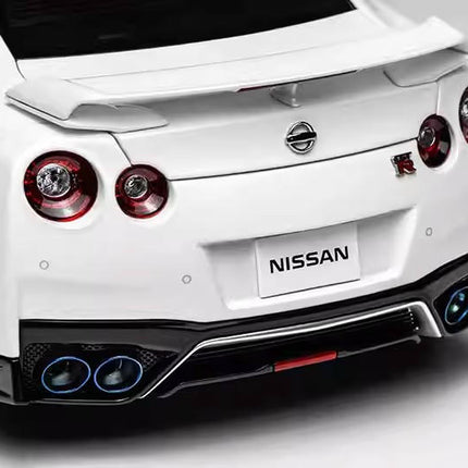 Motorhelix Nissan GT-R R35 Track Edition 1:18 Diecast Model Car - collector display piece