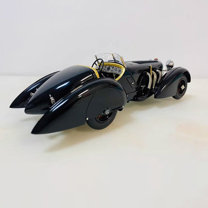 CMC Mercedes-Benz SSK Gift Set Black 1:18 Diecast Model Car - scale model for display
