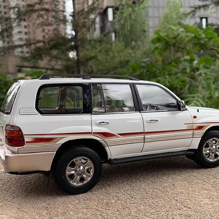 YX Car Model Toyota Land Cruiser LC100 1:18 Diecast Model Car - scale model collectible piece