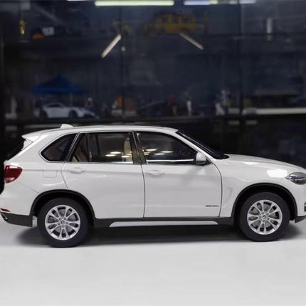 Paragon BMW X5 F15 White 1:18 Diecast Model Car - showroom-quality model replica
