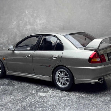 Motorhelix Mitsubishi Lancer EVO 4th Generation Silver 1:18 Diecast Model Car - showroom-quality model replica