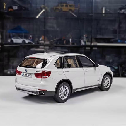 Paragon BMW X5 F15 White 1:18 Diecast Model Car - scale model collectible piece