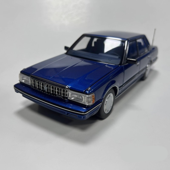 Xiao Guang Toyota Crown MS122 Blue 1:18 Diecast Model Car - studio product photo of the scale model