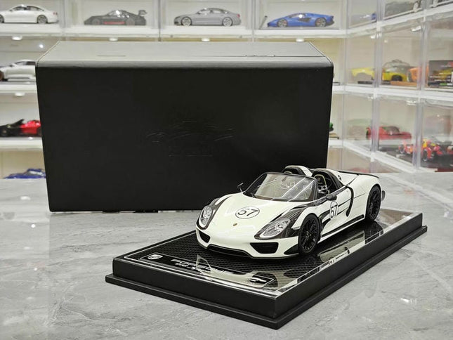YY Model Porsche 918 Spyder 1:18 Resin Model Car - studio product photo of the scale model