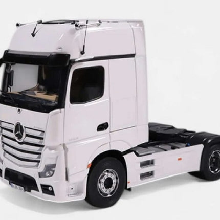 1:18 scale white Mercedes-Benz Actros diecast model truck with detailed cab