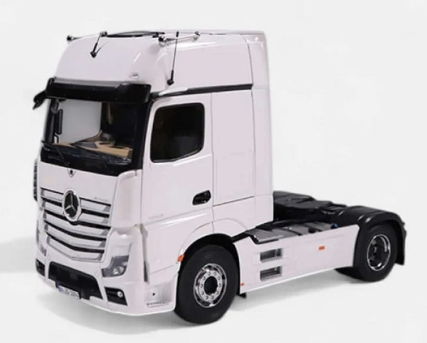 1:18 scale white Mercedes-Benz Actros diecast model truck with detailed cab