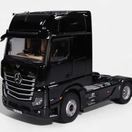 1:18 scale black Mercedes Actros diecast model truck with detailed cab and chrome accents