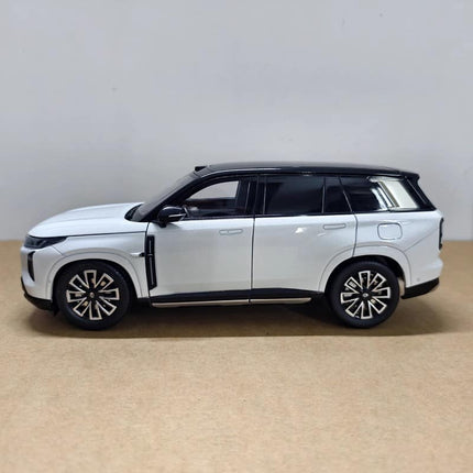 GAC Trumpchi Xiangwang S7 2025 OEM White 1:18 Diecast Model Car - detailed die-cast style model