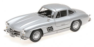 Silver diecast Mercedes-Benz 300SL model car 1:18 scale, classic design, detailed exterior