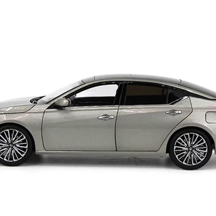 Paudi Nissan Altima Silver 1:18 Diecast Model Car - collector edition scale model