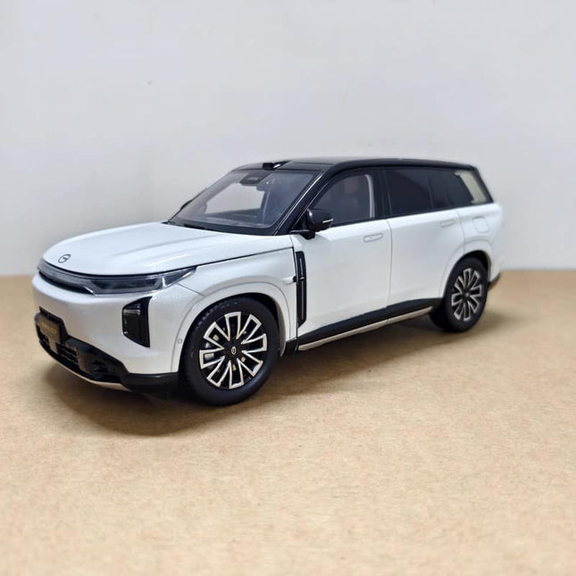 GAC Trumpchi Xiangwang S7 2025 OEM White 1:18 Diecast Model Car - detailed collector display model