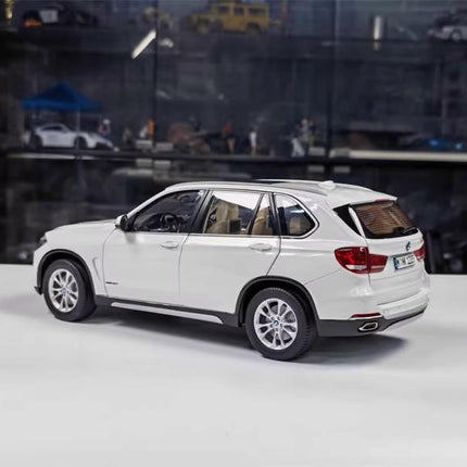 Paragon BMW X5 F15 White 1:18 Diecast Model Car - detailed model car replica