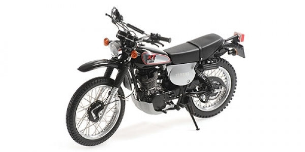 1:18 scale diecast black and silver classic motorcycle model with spoked wheels on white background