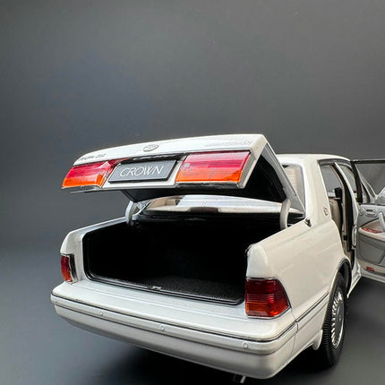 KengFai Toyota Crown 155 1:18 Diecast Model Car - hand-finished display model