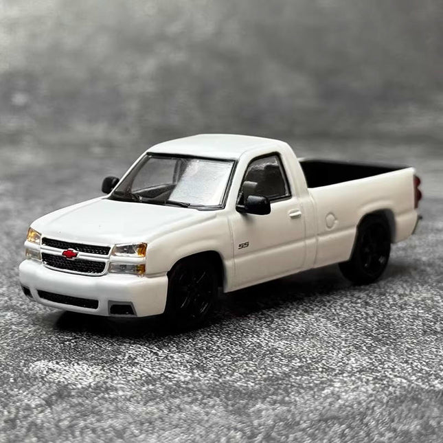 Para64 Chevrolet Silverado 2006 1:64 Diecast Model Pickup - detailed collector display model