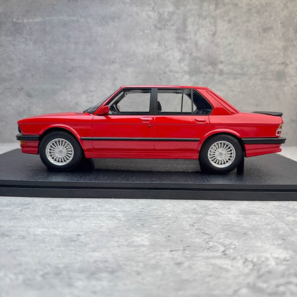 Qriginal BMW M5 1:18 Resin Model Car - model display piece for collectors