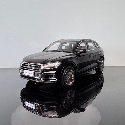 YX Car Model Audi Q5 White Black 1:18 Diecast Model Car - studio product photo of the scale model
