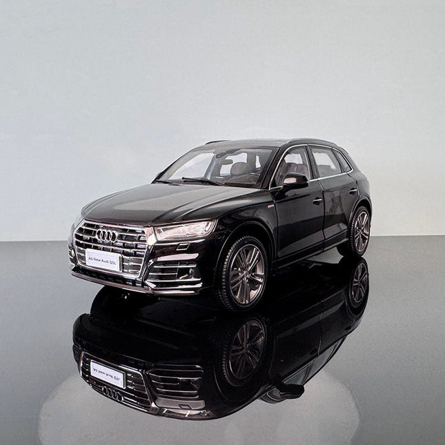 YX Car Model Audi Q5 White Black 1:18 Diecast Model Car - studio product photo of the scale model