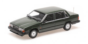 1:18 scale dark green diecast model car, classic four-door sedan on white background