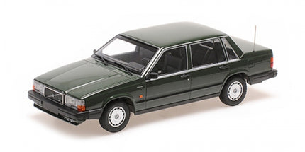 1:18 scale green diecast model car sedan with detailed exterior and alloy wheels