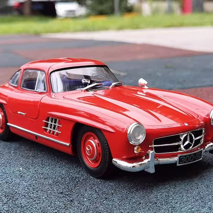 Minichamps Mercedes-Benz 300SL W198 1954 Gullwing 1:18 Diecast Model Car - detailed collector display model