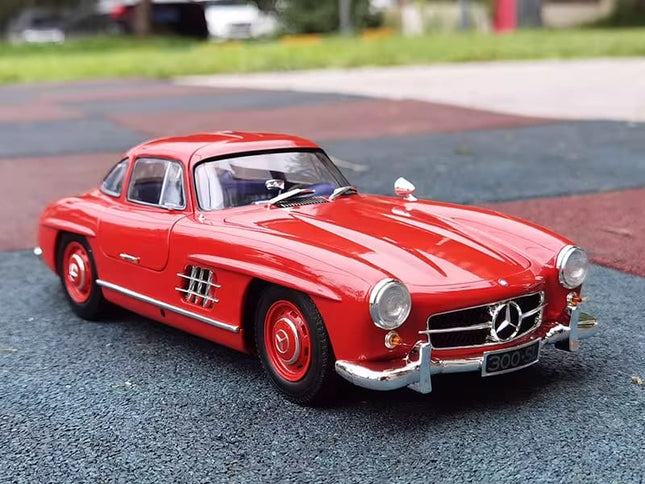 Minichamps Mercedes-Benz 300SL W198 1954 Gullwing 1:18 Diecast Model Car - detailed collector display model