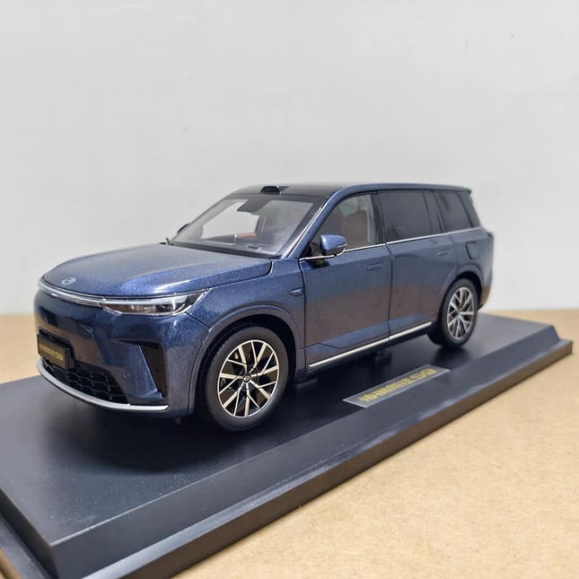 Original Factory Model OEM GAC Trumpchi S9 1:18 Diecast Model Car - studio product photo of the scale model