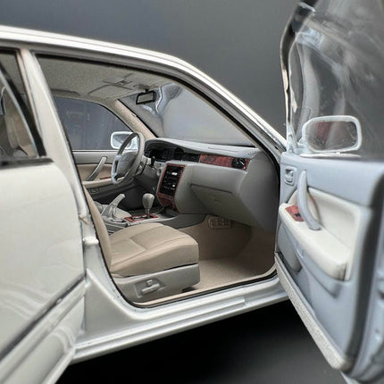 KengFai Toyota Crown 155 1:18 Diecast Model Car - scale replica for enthusiasts
