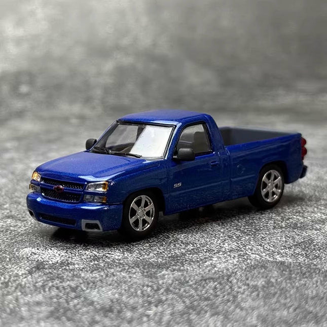 Para64 Chevrolet Silverado 2006 1:64 Diecast Model Pickup - studio product photo of the scale model