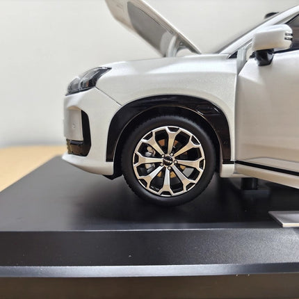 GAC Original Aion V White 1:18 Diecast Model Car - detailed die-cast style model