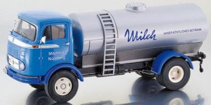 1:18 scale diecast blue and silver vintage milk tanker model truck, detailed exterior.
